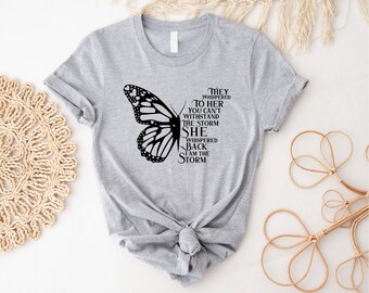 Ze fluisterden tegen haar dat je de storm niet kunt weerstaan. Ze fluisterde terug I Am The Storm T-shirt, motiverend shirt, T-shirt voor vrouwen
