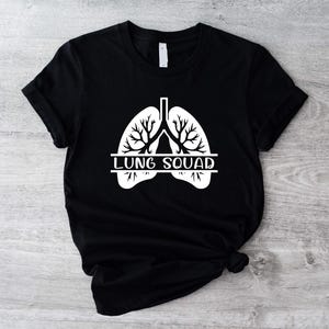 Op de afbeelding: Zwart T-shirt met een witte afbeelding van longen en de tekst "LUNG SQUAD".