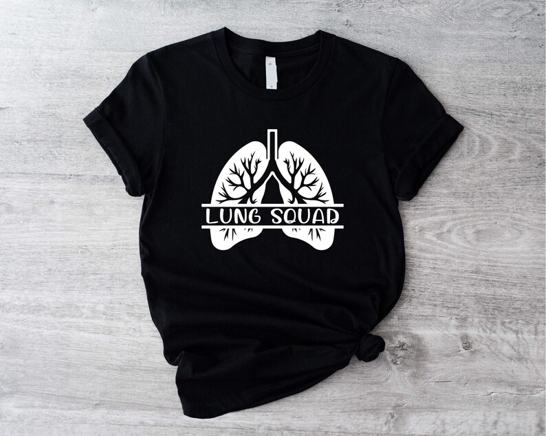 Op de afbeelding: Zwart T-shirt met een witte afbeelding van longen en de tekst "LUNG SQUAD".