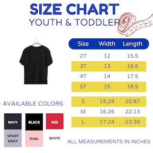 Op de afbeelding: Maattabel voor T-shirts voor kinderen en peuters. De tabel toont maten 2T tot 5T en S, M en L. De maten zijn in inches voor breedte en lengte. Beschikbare kleuren zijn marine, zwart, rood, sport grijs, roze en wit.