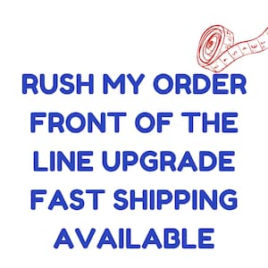 Op de afbeelding: Blauwe tekst op een witte achtergrond luidt "Rush My Order Front Of The Line Upgrade Fast Shipping Available". Rechtsboven in de hoek is een rode illustratie van een meetlint te zien.