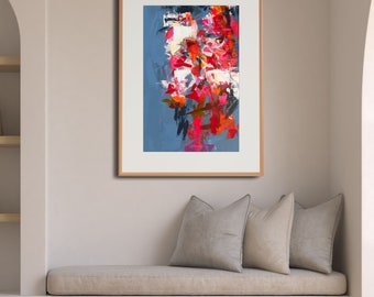 Puede incluir: Pintura abstracta en un marco de madera con fondo azul y pinceladas rojas, rosas y blancas. La pintura está colgada en una pared sobre un sofá gris claro con dos almohadas.
