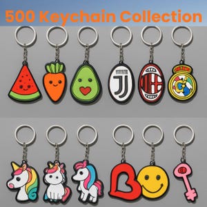 Puede incluir: Una colección de llaveros con varios diseños, incluyendo una rodaja de sandía, una zanahoria, un aguacate, logotipos de equipos deportivos, unicornios, un corazón, una carita sonriente y una llave. El texto "500 Keychain Collection" está en la parte superior.