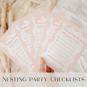 Puede incluir: Un conjunto de listas de verificación rosas para una Nesting Party, con un diseño de lazo en la parte superior. Las listas cubren temas como "Ropa y guardería para bebés" y "Noche y recuperación". El texto "Nesting Party Checklists" está en la parte inferior.