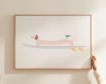Può includere: Un'illustrazione incorniciata di un bassotto rosa che fa surf con un gabbiano appollaiato sulla schiena. La tavola da surf è blu e verde con pinne gialle.