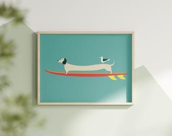 Può includere: Un'illustrazione incorniciata di un bassotto bianco con le orecchie nere che fa surf su una tavola da surf rossa con una pinna gialla. Un gabbiano bianco con occhi e becco neri è appollaiato sulla schiena del bassotto.