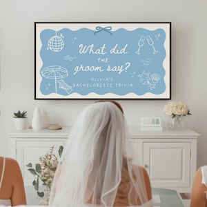 Puede incluir: Un letrero enmarcado con el texto "What did the groom say?" en una fuente lúdica, con ilustraciones de una bola de discoteca, copas de champán e iconos de temática playera. El letrero es para el trivia de despedida de soltera de Olivia.