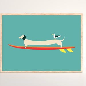 Puede incluir: Un dachshund blanco con orejas negras y nariz negra está de pie sobre una tabla de surf roja con aletas amarillas. Una gaviota blanca está posada sobre la espalda del dachshund. El fondo es azul turquesa.