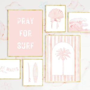 Könnte beinhalten: Satz von sechs rosa und weißen Aquarelldrucken mit goldenen Rahmen. Die Drucke zeigen eine Muschel, eine Welle, eine Palme, ein Surfbrett und zwei Textdrucke mit den Worten "Pray for Surf" und "Make Waves".