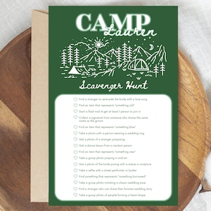 Könnte beinhalten: Eine grüne Einladungskarte mit dem Text "CAMP Lauren" und "Scavenger Hunt" in Weiß. Die Karte zeigt eine Berg- und Zeltillustration. Die Schnitzeljagdliste umfasst Aufgaben wie das Fotografieren und das Finden bestimmter Gegenstände.