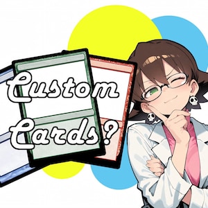 Puede incluir: Ilustración de tres diseños de cartas personalizadas con bordes de colores y fondo blanco. El texto "Custom Cards?" está superpuesto a las cartas. Un personaje de dibujos animados con gafas y bata de laboratorio está en el fondo.