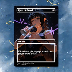 Puede incluir: Una carta coleccionable rectangular titulada Horn of Greed con la ilustración de un personaje de pelo oscuro tocando una trompa plateada. El texto de la carta dice: Whenever a player plays a land, that player draws a card. Incluye la etiqueta Artifact.