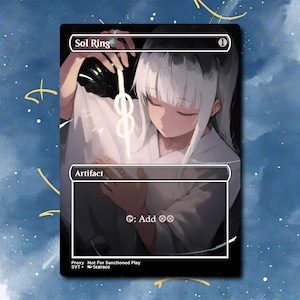 Op de afbeelding: Een zwarte kaart met de tekst "Sol Ring" en "Artifact" met een anime-stijl illustratie van een persoon met wit haar en een wit gewaad. De kaart heeft ook de tekst "Add ◇◇".