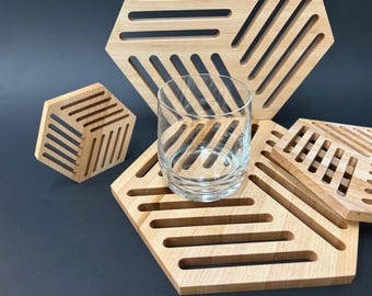Salvamanteles de madera hexagonales en tres tamaños para adaptarse a vasos y platos.
