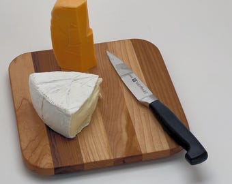 Tabla de quesos de madera hecha a mano: arce, nogal, cerezo (7 pulgadas)