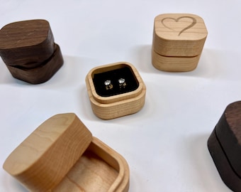 Joyero artesanal de madera de arce y nogal, forrado de terciopelo