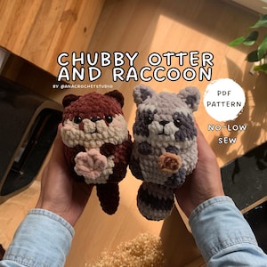 Puede incluir: Dos peluches de ganchillo hechos a mano: una nutria marrón y un mapache gris. La nutria tiene una cara color crema y una flor rosa. El mapache tiene una cola a rayas. El texto de la imagen dice "CHUBBY OTTER AND RACCOON" y "PDF PATTERN NO-LOW SEW".