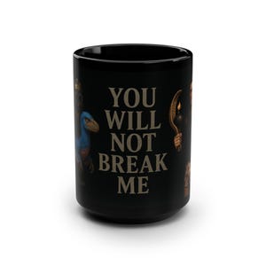 以下が含まれることがあります： 「YOU WILL NOT BREAK ME」のテキストがセリフ体で書かれた黒いセラミックマグカップ。マグカップには、恐竜、王冠、その他の中世をテーマにしたイラストが描かれています。マグカップは円筒形です。