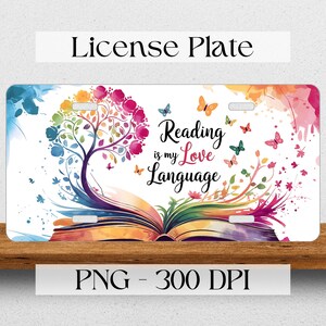 Op de afbeelding: Een kleurrijk aquarelontwerp van een boek met een boom die eruit groeit. Het boek is open en de pagina's zijn gekruld. Vlinders vliegen rond het boek en de boom. De tekst "Reading is my Love Language" staat op het boek.