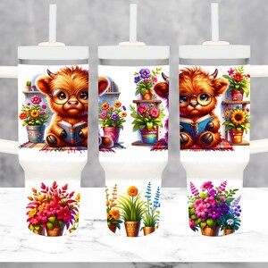 Pode incluir: Três copos de aço inoxidável branco com um design colorido que apresenta uma vaca das terras altas de desenho animado lendo um livro, cercada por flores em vasos.