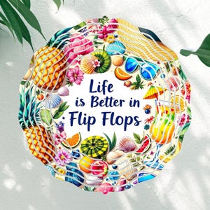 Op de afbeelding: Een rond, kleurrijk bord met een zomerthema. Het bord toont ananas, watermeloen, schelpen, zonnebrillen en bloemen. De tekst op het bord luidt "Life is Better in Flip Flops".