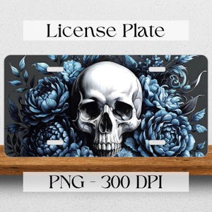 Op de afbeelding: Een zwarte kentekenplaat met een witte schedel en blauwe bloemen. De schedel is gedetailleerd ontworpen en de bloemen zijn rond de schedel gerangschikt. De tekst "License Plate" staat bovenaan de afbeelding en "PNG - 300 DPI" onderaan.