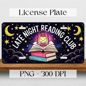 Op de afbeelding: Zwarte nummerplaat met de witte woorden "Late Night Reading Club". Het ontwerp toont een stapel boeken, een lantaarn, sterren en halve manen tegen een sterrenhemel. De tekst "License Plate" staat bovenaan.
