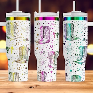 Może przedstawiać: Trzy kubki ze stali nierdzewnej z białym tłem i wzorem kowbojskich butów, kapeluszy i podków. Kubki mają tęczowy, opalizujący kolor.