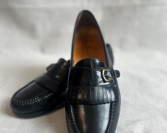 Cole Haan Herren-Loafer aus schwarzem Leder, Größe 9,5D | Fransen-Schuhe mit Goldapplikationen | Klassischer Slipper | Hervorragender Zustand