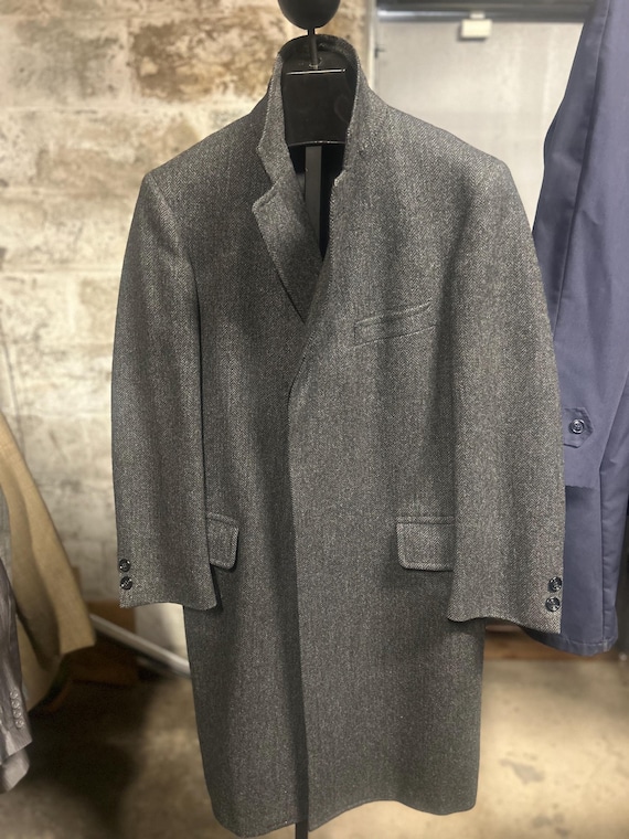 A classically tailored, gray and black, wool herr… - image 6