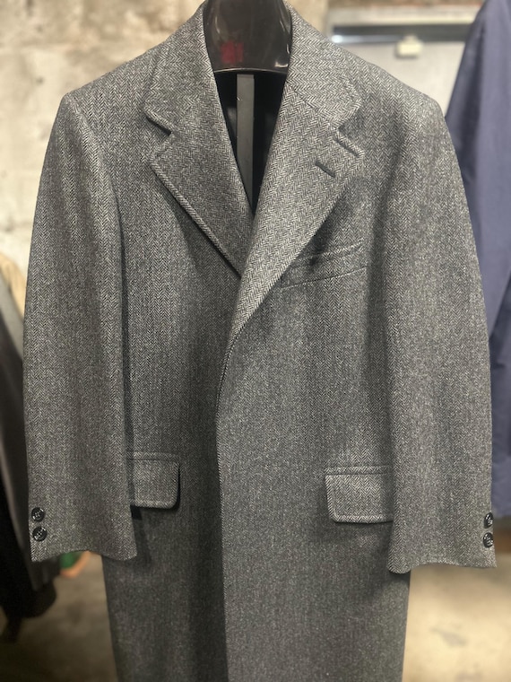 A classically tailored, gray and black, wool herr… - image 4