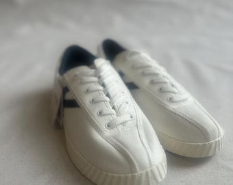 Zapatillas de lona Tretorn de inspiración vintage • Blanco/Azul marino • Nuevas con etiquetas • Zapatillas de tenis clásicas de estilo preppy