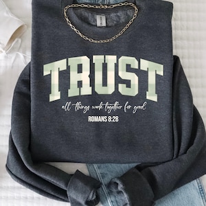 Puede incluir: Una taza de cerámica blanca con un asa negra y el texto "But First, Coffee" en negro, con una fuente de estilo manuscrito. La taza está sobre una superficie blanca.
