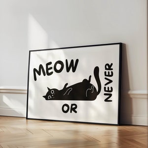 Puede incluir: Póster en blanco y negro con una ilustración de un gato y el texto "MEOW OR NEVER".
