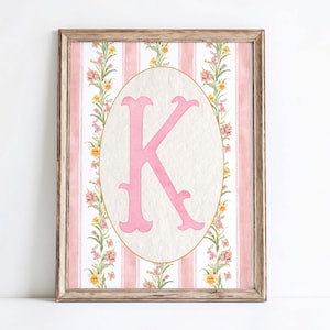 Lámina infantil con la letra K, decoración floral rosa a rayas, habitación de niña estilo cottagecore, monograma Grandmillennial, arte mural con iniciales, digital, regalo