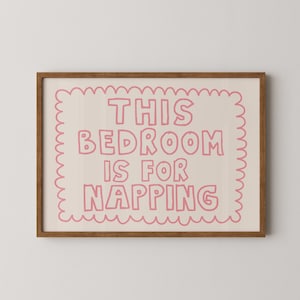 Divertido cuadro decorativo para dormitorio: Coqueta rosa sobre la cama, cita sobre la siesta, tipografía festoneada, acogedor apartamento, impresión digital imprimible.