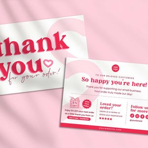 以下が含まれることがあります： ピンク色のテキストが入った2枚の白いカード。1枚は太字のピンク色のフォントで「thank you for your order!」と書かれています。もう1枚は「So happy you're here!」と書かれており、感謝のメッセージ、割引オファー、ソーシャルメディアのアイコンが含まれています。