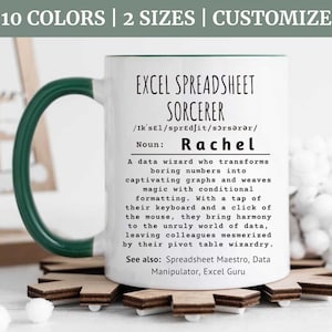 Pode incluir: Caneca de cerâmica branca com alça verde. A caneca apresenta um design em preto e branco com o texto "Excel Spreadsheet Sorcerer" e uma definição do termo. A definição inclui o nome "Rachel".