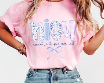 Camiseta de enfermera de la UCIN Comfort Colors®, camiseta de enfermera para recién nacidos, camiseta de enfermera, regalo de la UCIN, enfermería, camiseta de enfermera de la unidad de cuidados intensivos neonatales con estampado azul de toile