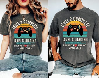 Regalo de 2.º aniversario de bodas Comfort Colors®, regalo completo personalizado de nivel 2 para esposo y esposa, camiseta retro de videojuego para el segundo aniversario