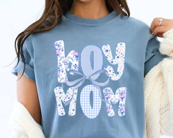 Comfort Colors® Jungen Mom Shirt, Muttertagsgeschenk, Mama T-Shirt, Coquette Bow Floral Boy Mama Shirt, Schwangerschaftsankündigung Junge, Mama of Boy Shirt