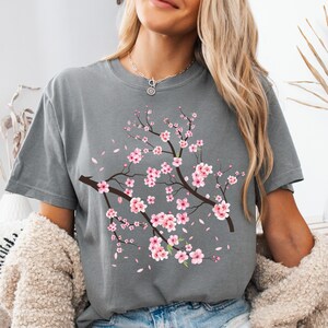 Comfort Colors® Vintage körsbärsblomsskjorta, japanskt körsbär, sakura-skjorta, körsbärsblomsälskare-skjorta, körsbärsblomssäsong, present till henne bild 3