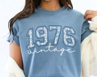 Camisa Comfort Colors® para 50 cumpleaños, camisa vintage de 1976, regalo para mujer, amiga o amiga que cumple 50 años, tela azul floral para 50 cumpleaños