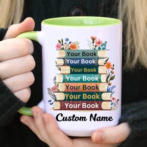 パーソナライズされた花柄ブックマグ、お気に入りの本棚コーヒーマグ、カスタムタイトルと名前の司書向け読書家向けギフト、読書愛好家へのギフト
