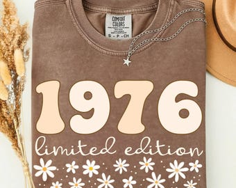 Camisa Comfort Colors® para 50 cumpleaños, camisa vintage de 1976, regalo para mujer, amiga o amiga que cumple 50 años, tela azul floral para 50 cumpleaños