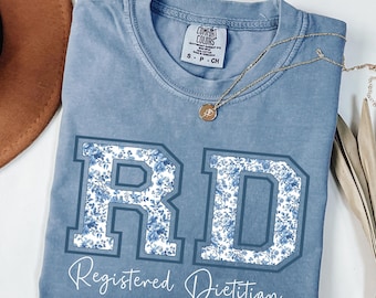 Koszulka Comfort Colors® Registered Dietitian Shirt, Dietitian Graduate, Blue Toile RD Shirt, Prezent dla Dietetyka, Koszulka Wellness, Koszulka Retro Dietitian
