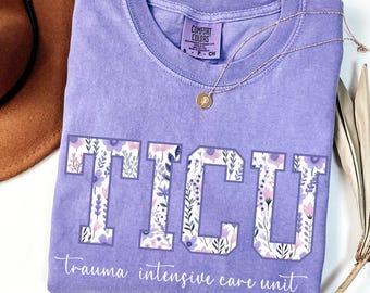 Comfort Colors® TICU-sjuksköterska, traumateam-t-shirt, medicinska kläder, TICU-present, intensivvårdssjuksköterska, blommig toalett-t-shirt för trauma-IVA-sjuksköterska