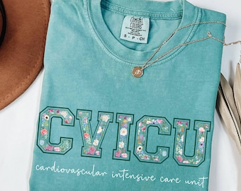 Camisa de enfermera de la UCI cardiovascular Comfort Colors®, regalo floral para enfermera de la UCI cardiovascular, camisa de enfermera de la UCI cardíaca con estampado de toile azul, camisa de enfermera de cuidados intensivos, regalo para enfermera de cardiología