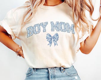 Comfort Colors® Junge Mom Shirt, Muttertagsgeschenk, Mama T-Shirt, Blau Toile Floral Boy Mama Shirt, Schwangerschaftansage Junge, Mama von Jungen Shirt