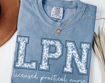 Comfort Colors® Licensed praktisch verpleegkundige shirt, aangepast verpleegstercadeau, afstudeercadeau verpleegkundige, retro verpleegshirt, LPN-T-shirt, blauw toile LPN-shirt